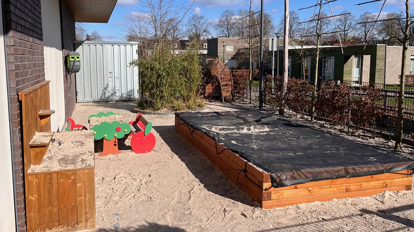 Buitenruimte met zandbak bij Kinderdagverblijf Woerden Kwebbel van kinderopvang Kind&co ludens
