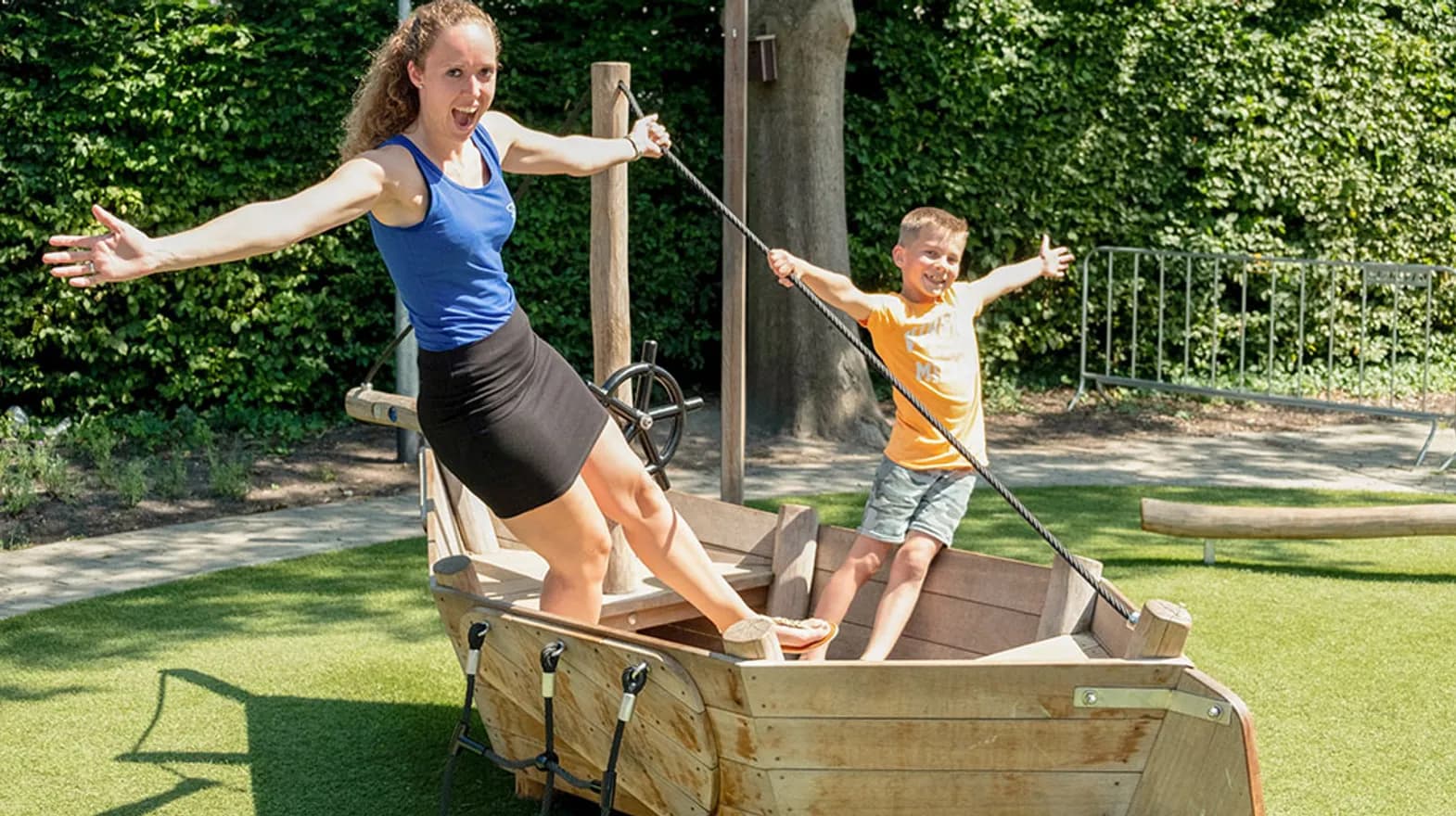 Kind met pedagogisch medewerker buiten in speeltoestel bij BSO Kleine Prins De Meern van kinderopvang Kind&co ludens