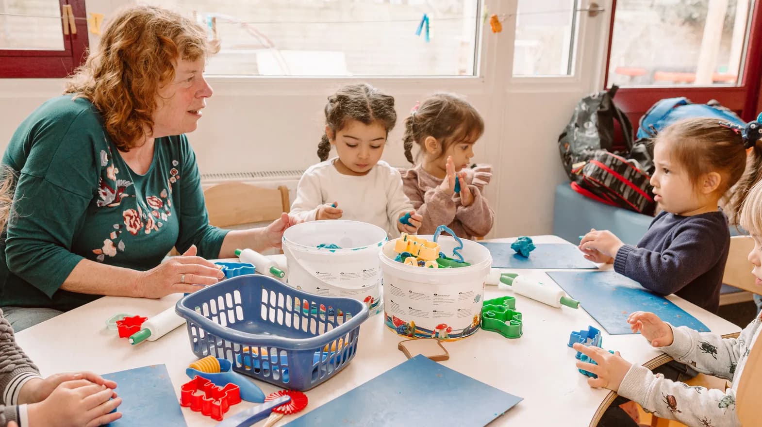 Kinderen kleien samen bij peuteropvang Kadodder, Kind&co ludens