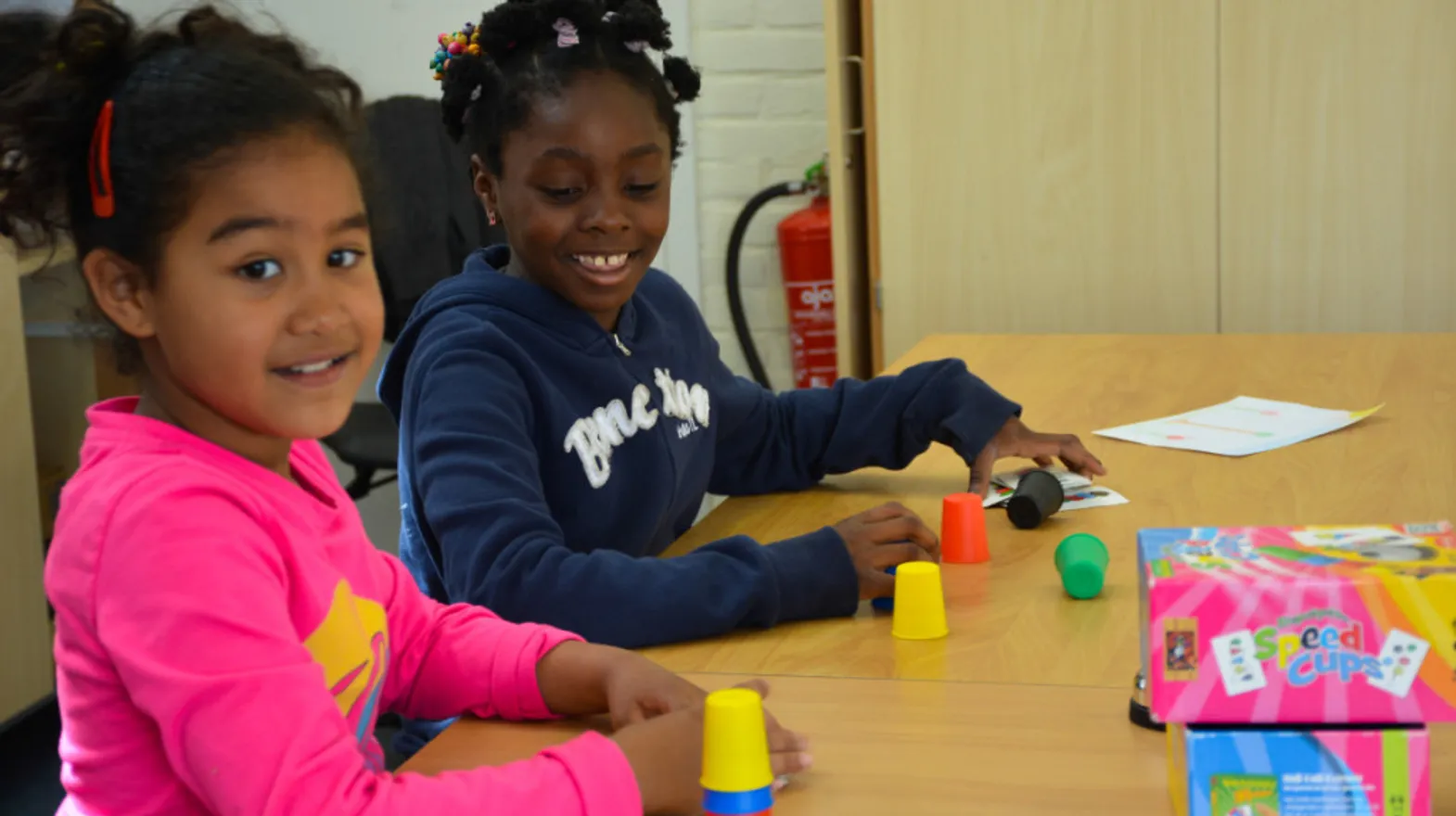 Kinderen spelen een spel bij buitenschoolse opvang de kameleon van kinderopvang Kind&co Ludens