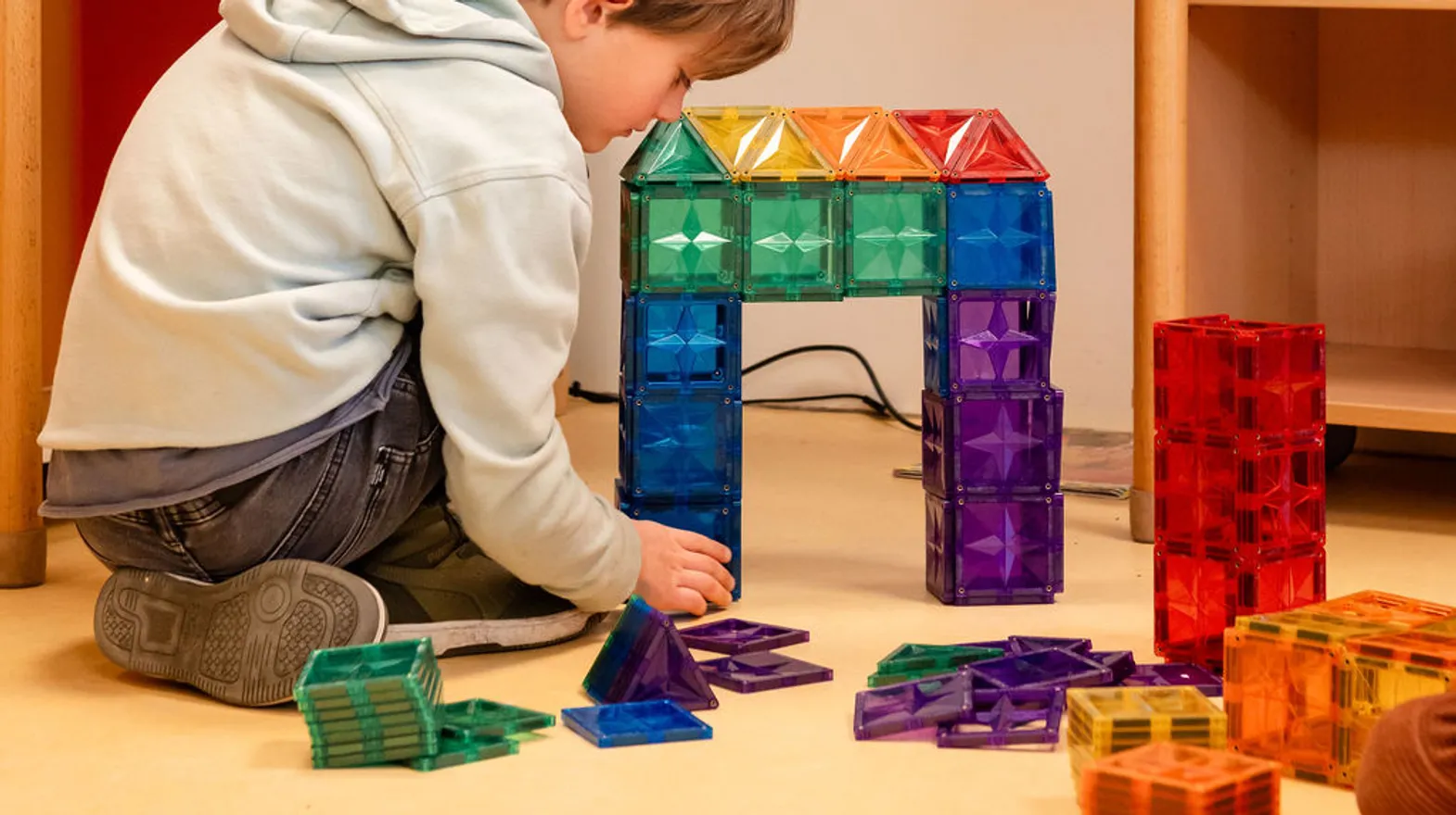 Kind speelt binnen bij BSO Utrecht het Tuinhuis van kinderopvang Kind&co ludens