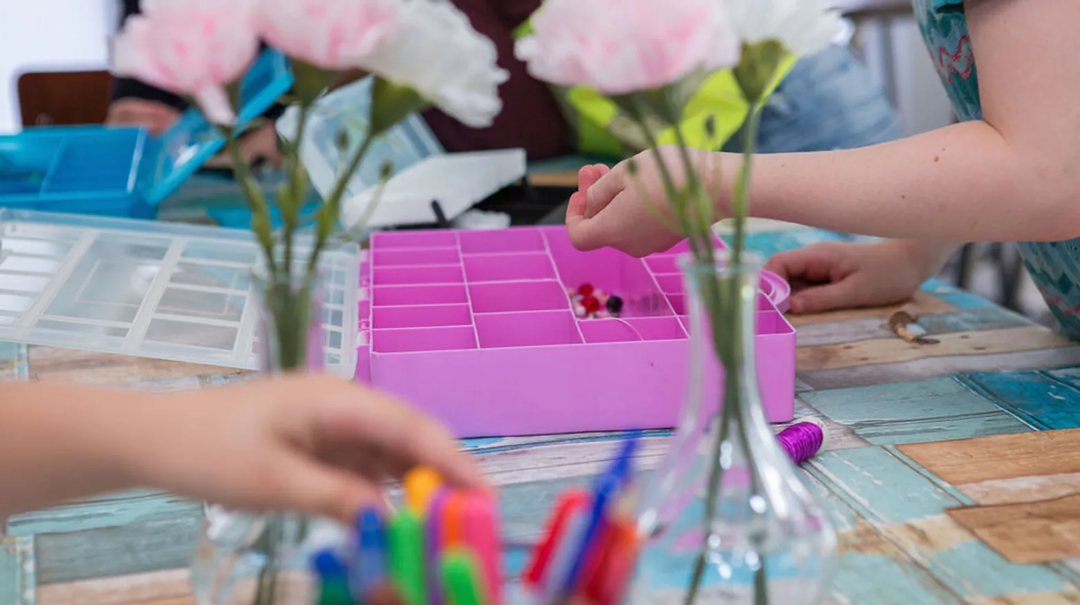 Kinderen knutselen aan tafel bij buitenschoolse opvang Synergo, Kind&co ludens