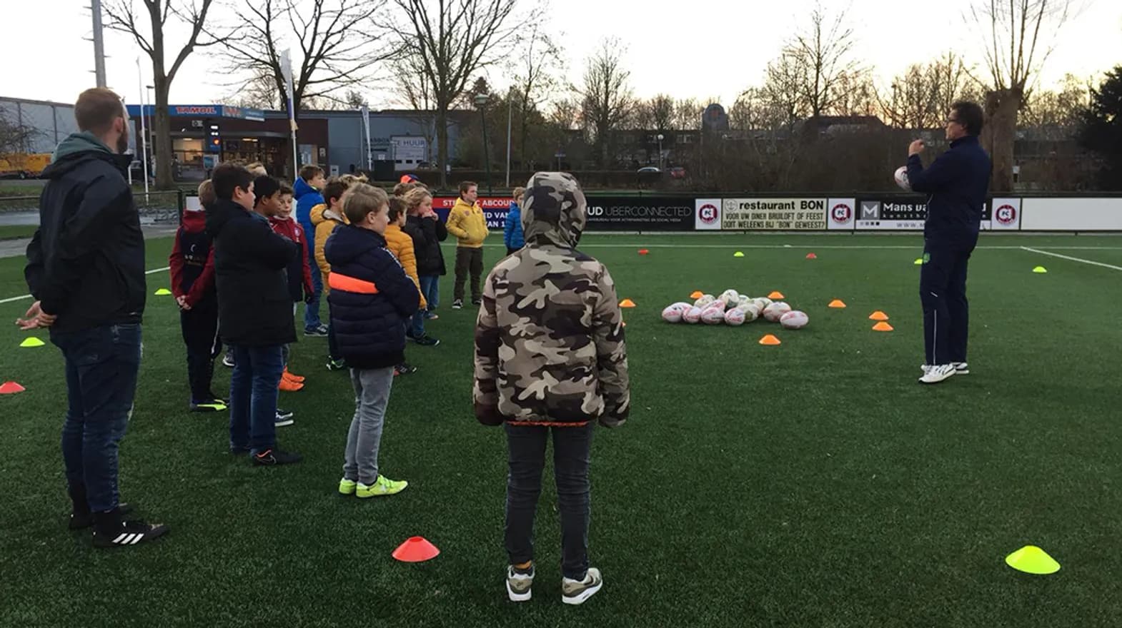 Kinderen op het sportveld bij BSO Sport Abcoude van kinderopvang Kind&co ludens