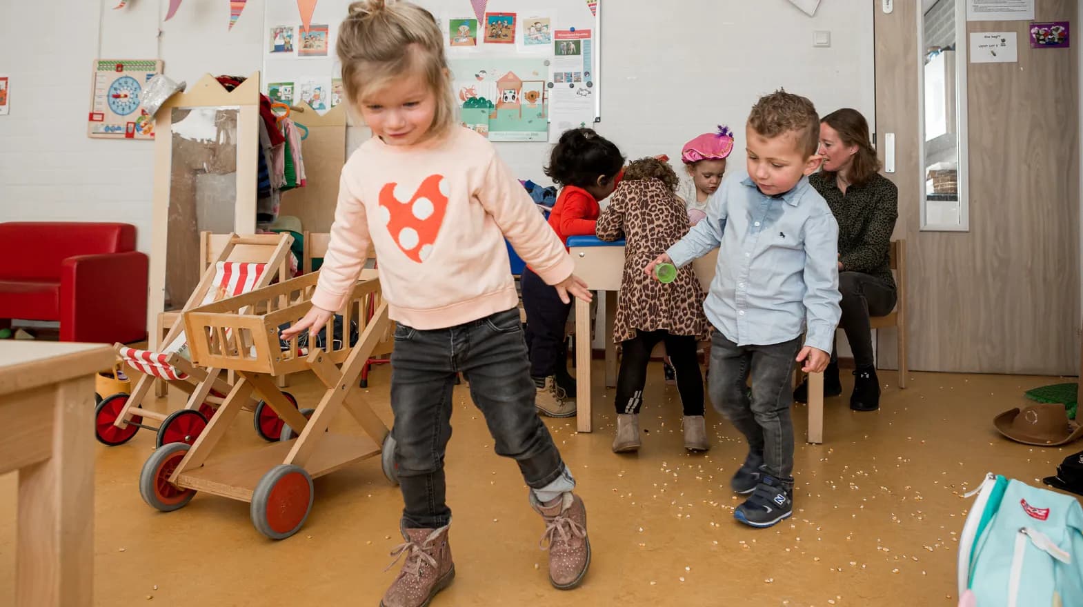Kinderen van de peutergroep spelen samen met rijst bij kinderopvang Kind&co ludens