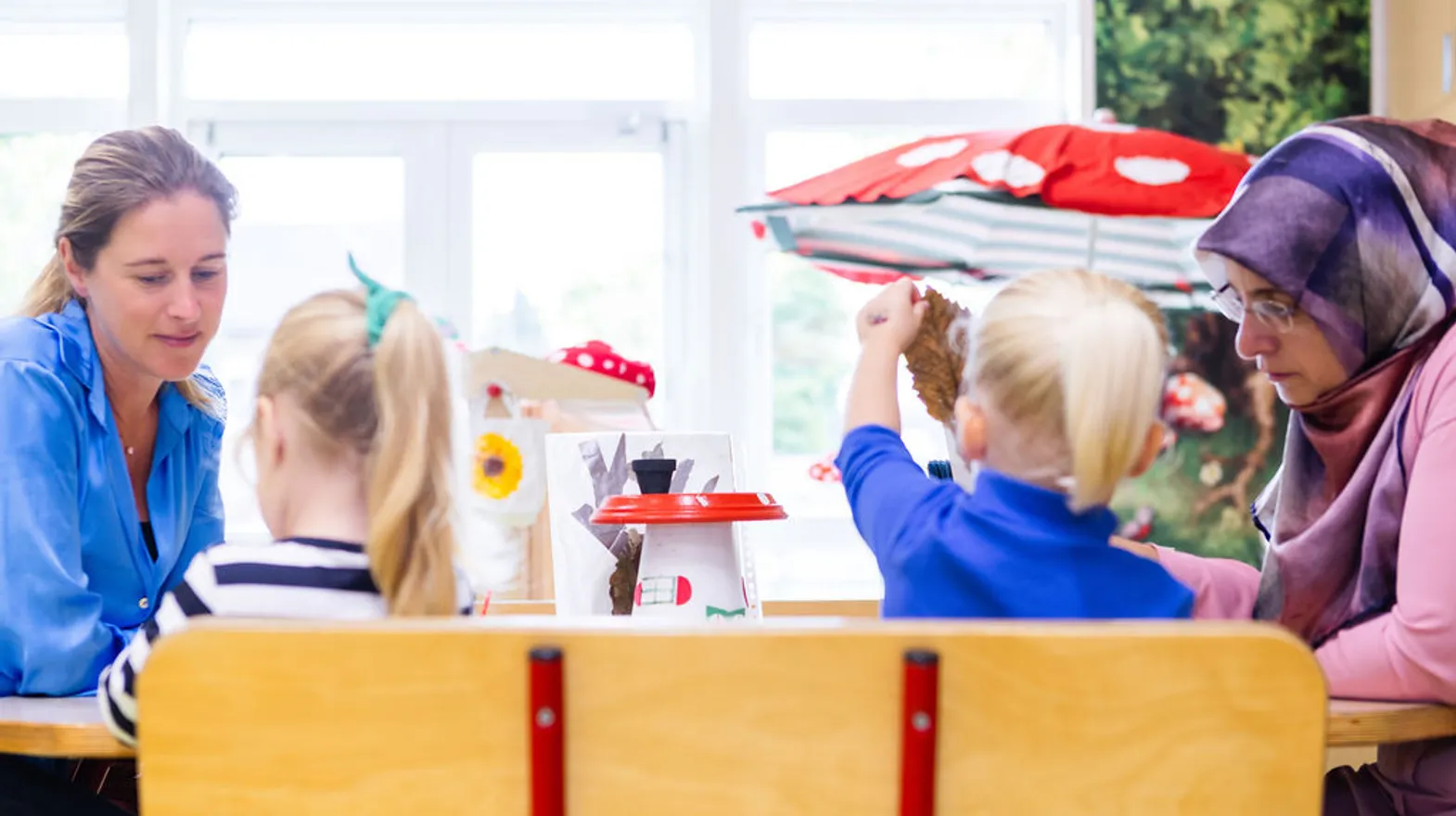 Samen aan tafel in de groepsruimte bij Peuteropvang Baarn Twinkel van kinderopvang Kind&co ludens
