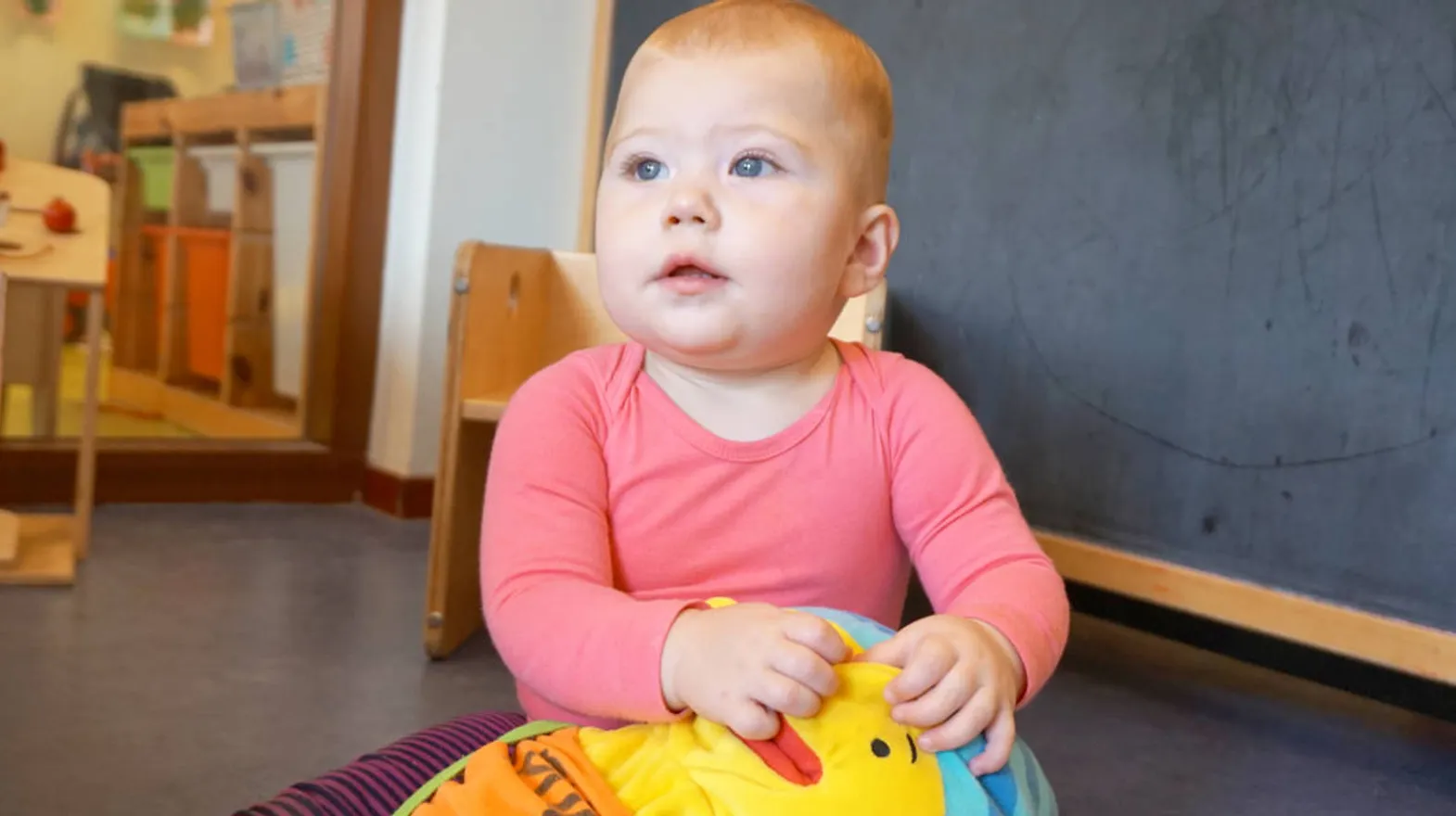 Kind met Puk bij Kinderdagverblijf Woerden Boomgaard van kinderopvang Kind&co ludens