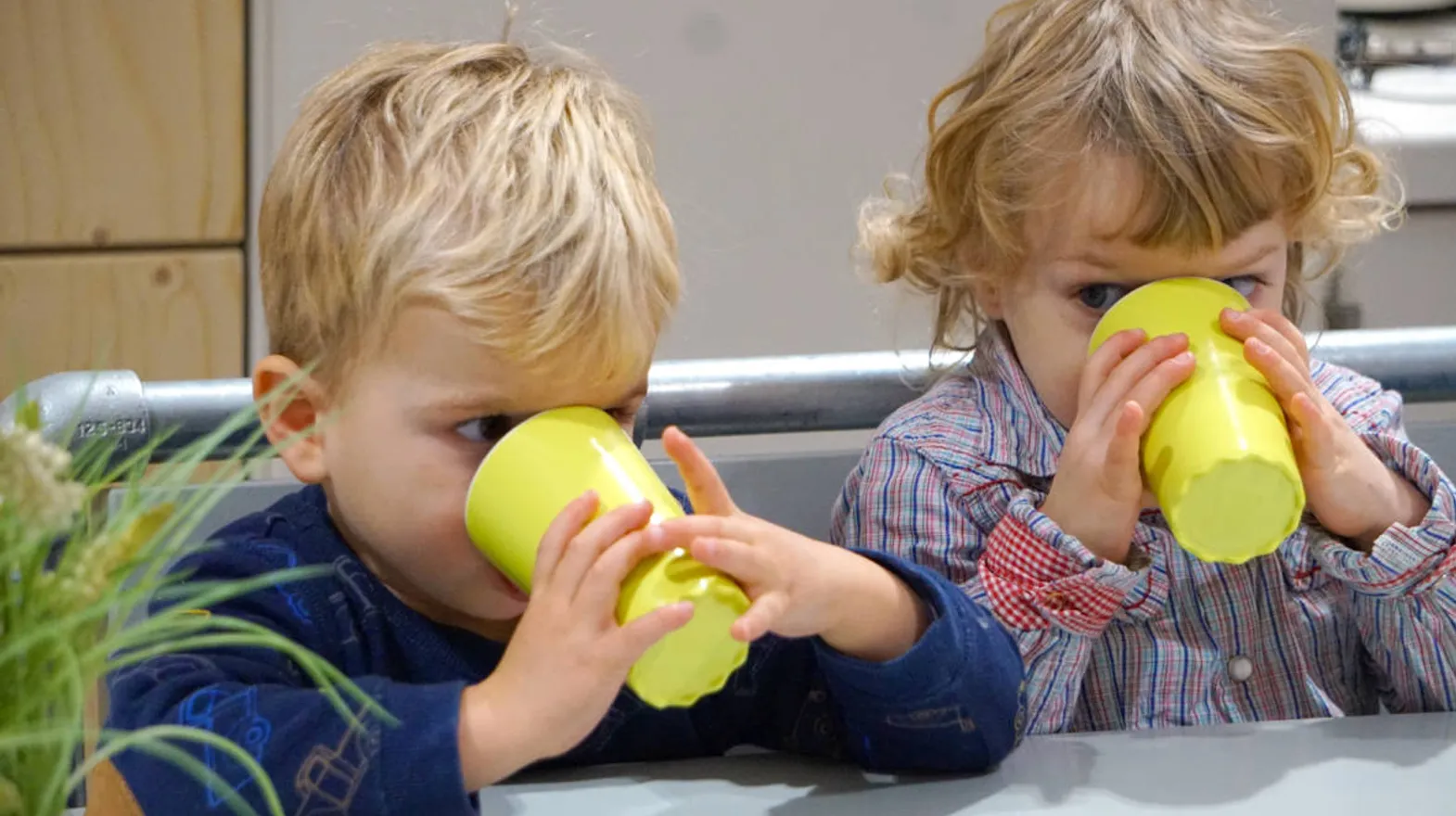 Kinderen drinken aan tafel bij Kinderdagverblijf Zeist Kerckebosch van kinderopvang Kind&co ludens