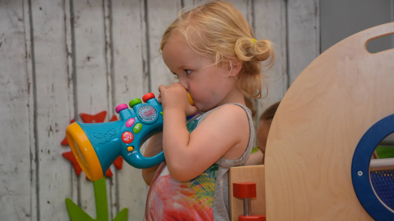 Kind met speelgoed bij Speeltafel bij kinderdagverblijf Woerden Klavertje Vier van kinderopvang Kind&co ludens