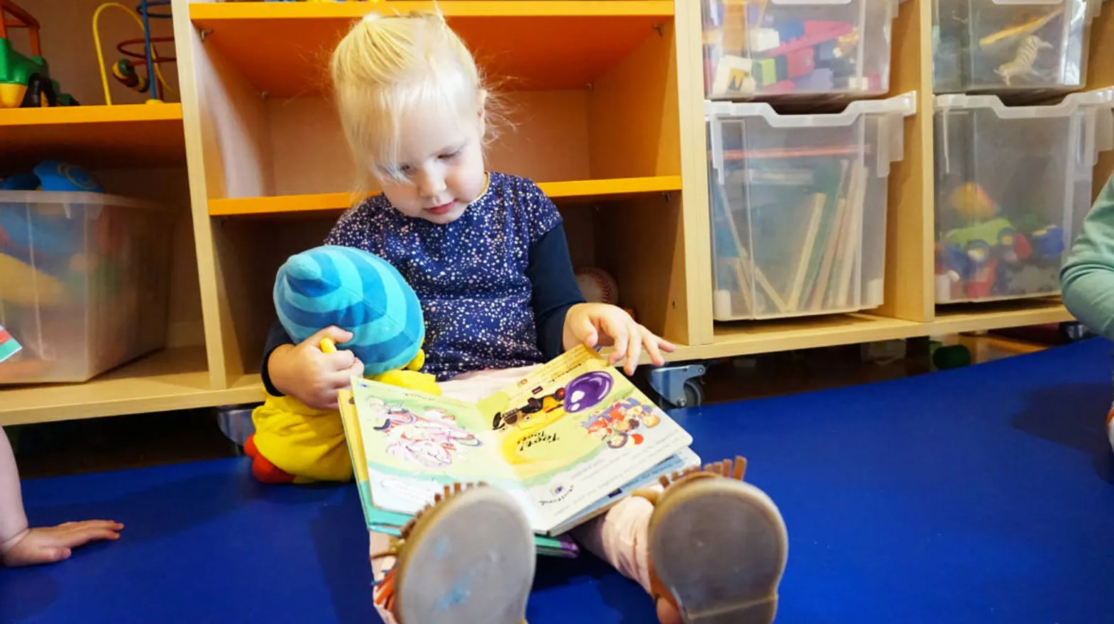 Kind met boek bij Kinderdagverblijf Weesp Speelrijk van kinderopvang Kind&co ludens