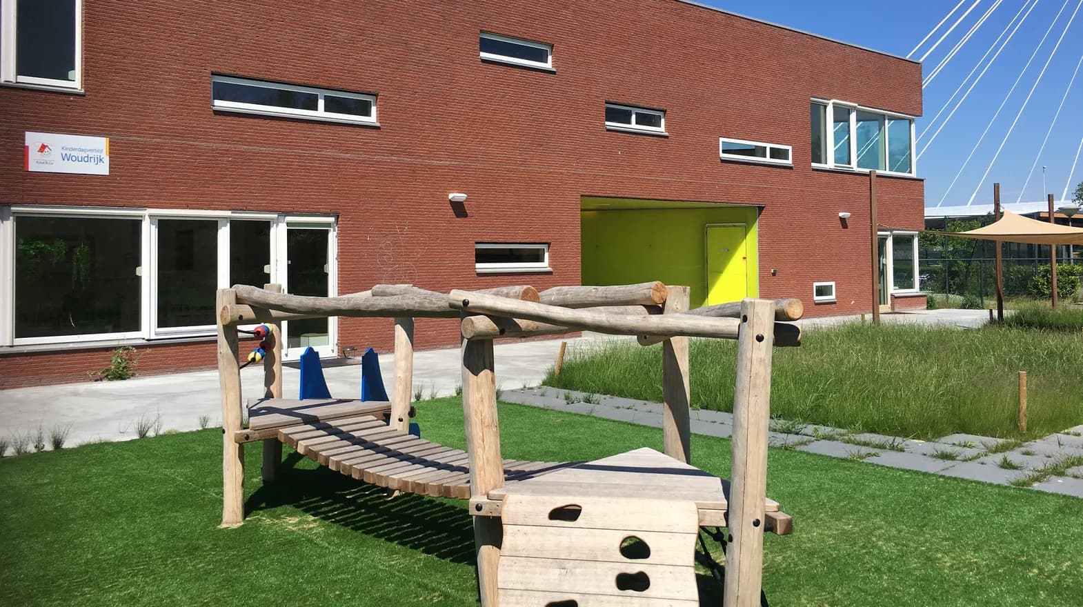 Gebouw en buitenruimte bij kinderdagverblijf Utrecht Woudrijk van kinderopvang Kind&co ludens