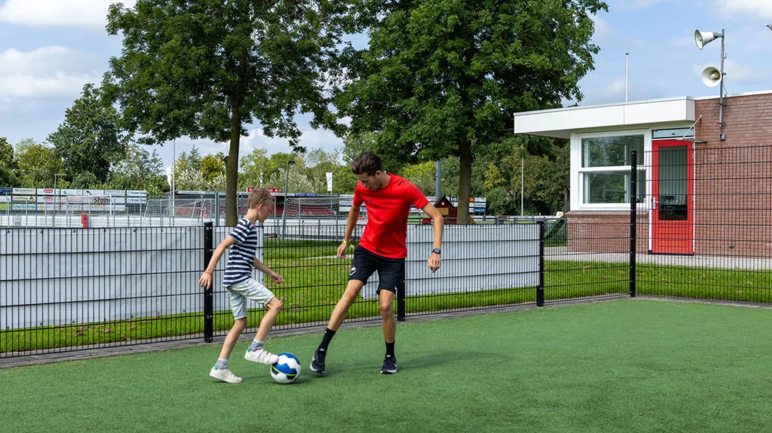 Samen voetballen bij BSO Woerden Sportlust van kinderopvang Kind&co ludens