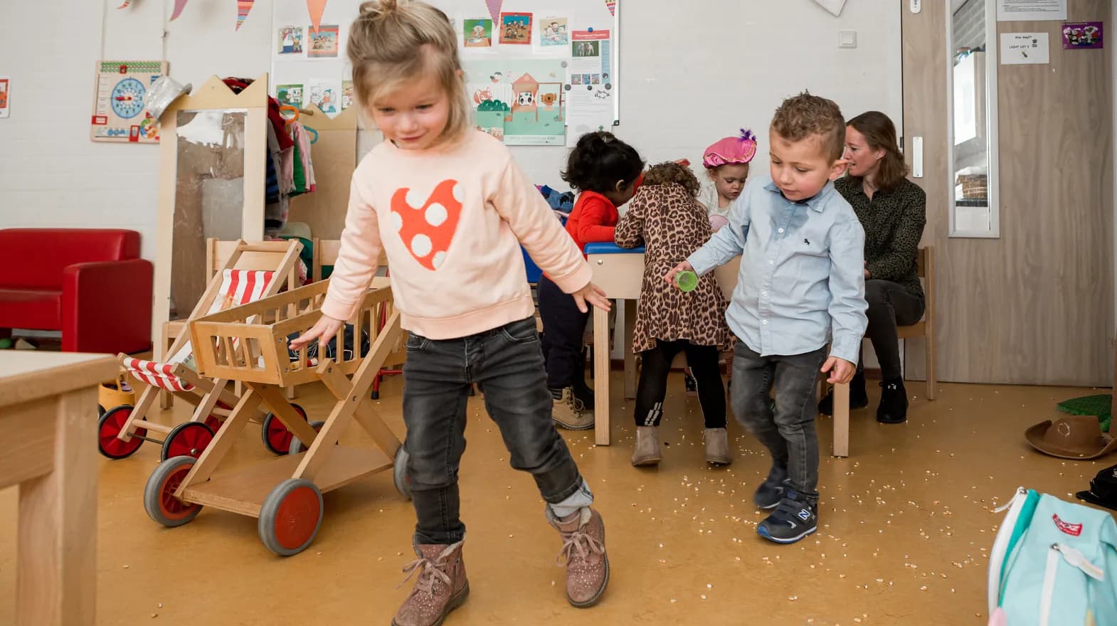 Kinderen van de peutergroep spelen samen met rijst bij kinderopvang Kind&co ludens