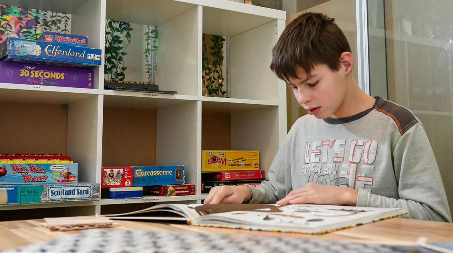 Kind leest boek bij buitenschoolse opvang Odin, Kind&co Ludens