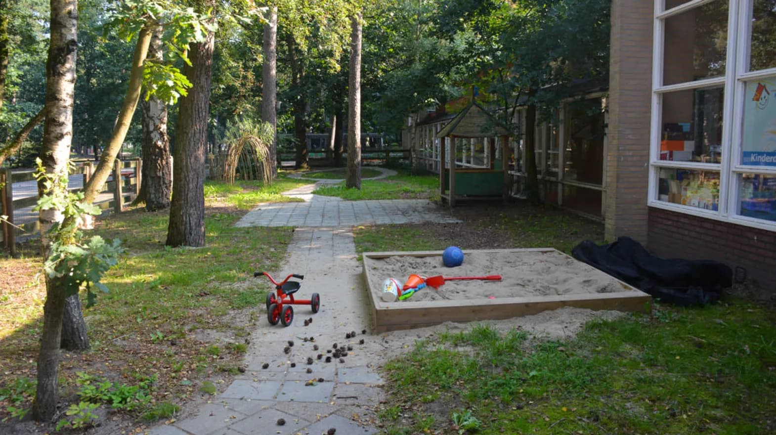 Buitenruimte met zandbak bij Kinderdagverblijf Zeist Kerckebosch van kinderopvang Kind&co ludens