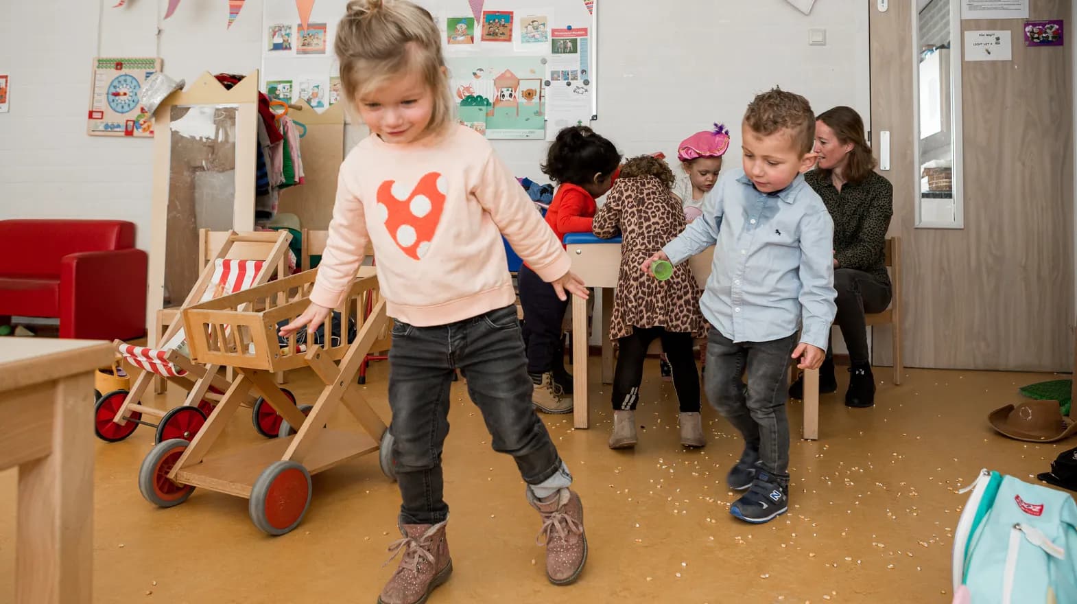 Kinderen van de peutergroep spelen samen met rijst bij kinderopvang Kind&co ludens