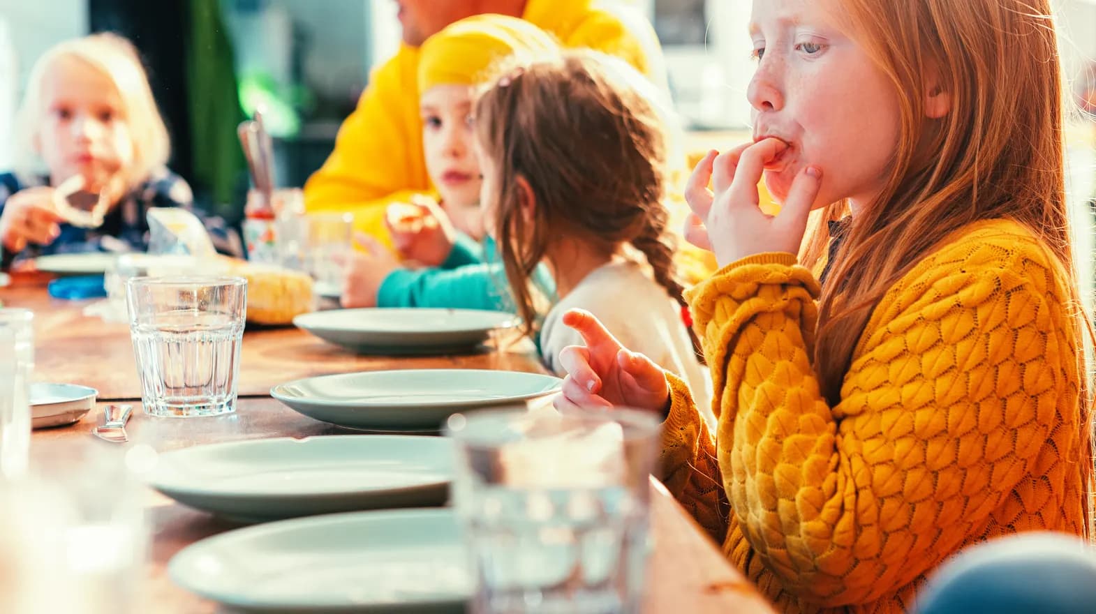 Kinderen eten samen aan tafel bij kinderopvang Kind&co ludens