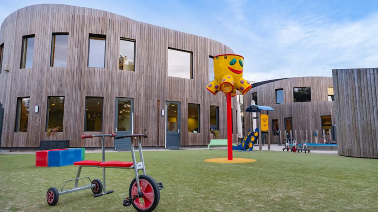 Gebouw en buitenruimte van peuteropvang Theresia in Bilthoven bij kinderopvang Kind&co ludens