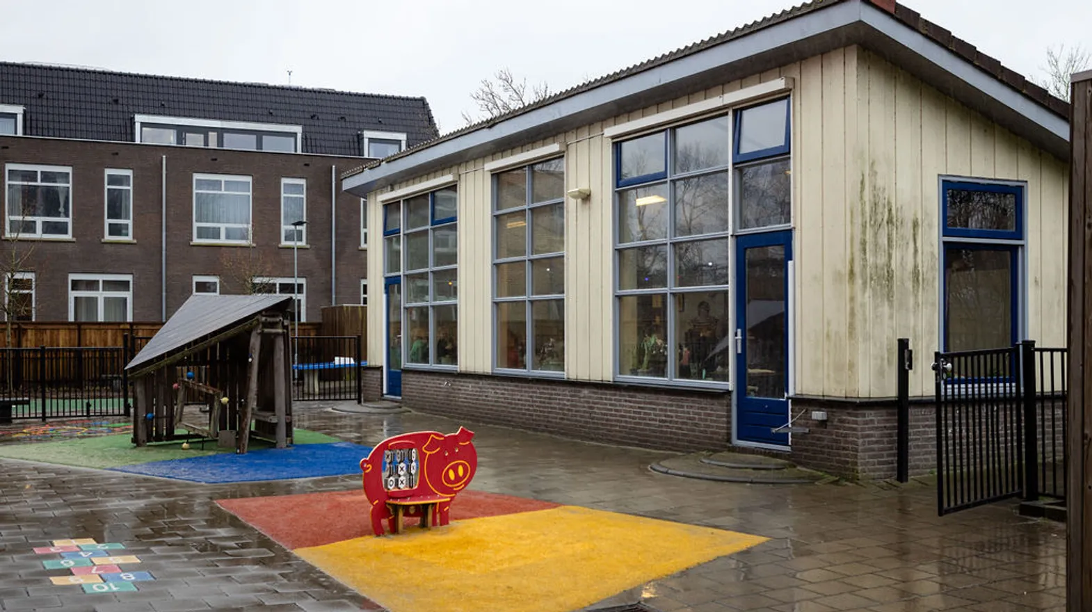De buitenruimte van buitenschoolse opvang Villa Kakelbont bij kinderopvang Kind&co Ludens