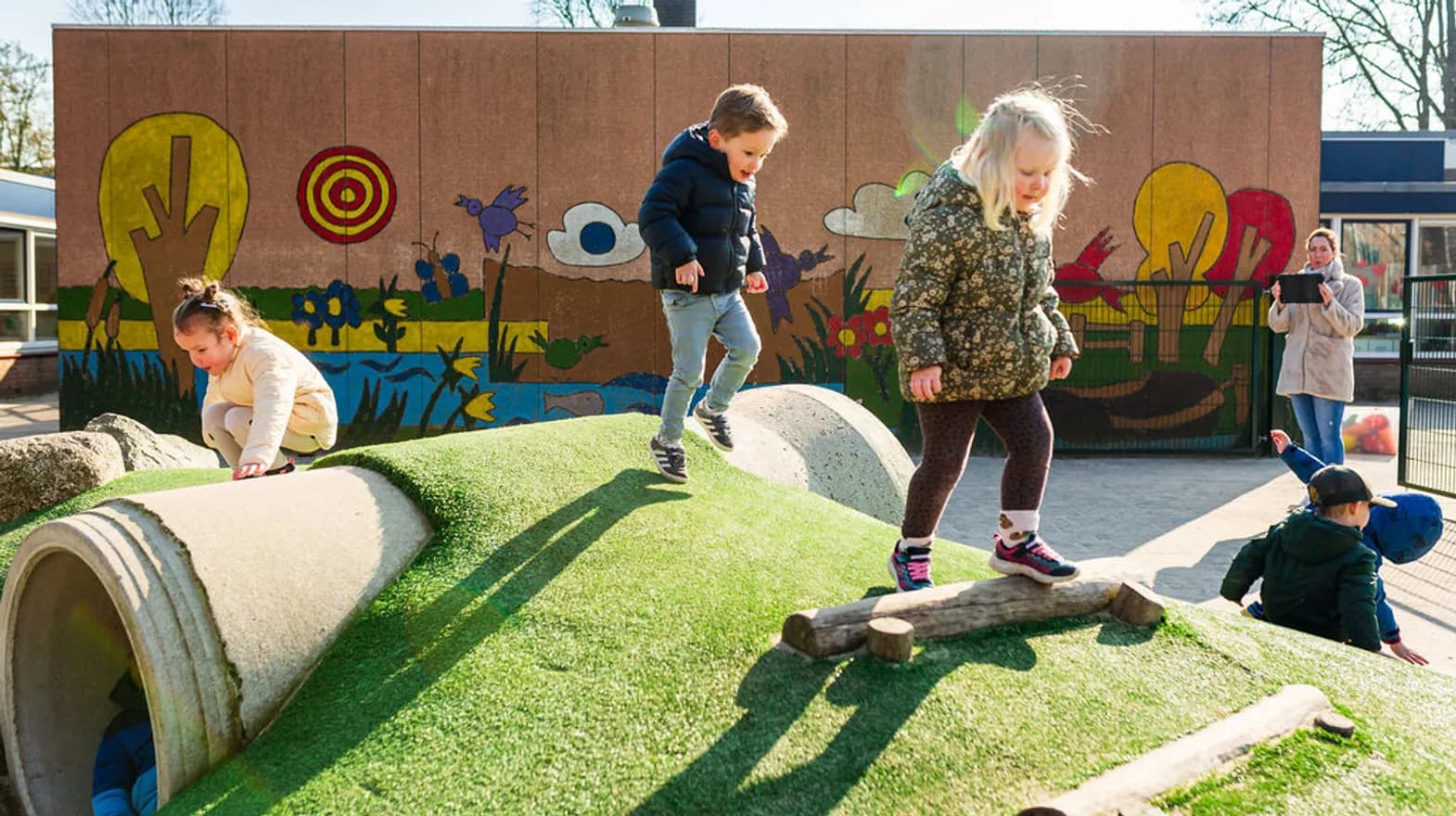Kinderen spelen buiten bij Peuteropvang Uilen Kortenhoef van kinderopvang Kind&co ludens