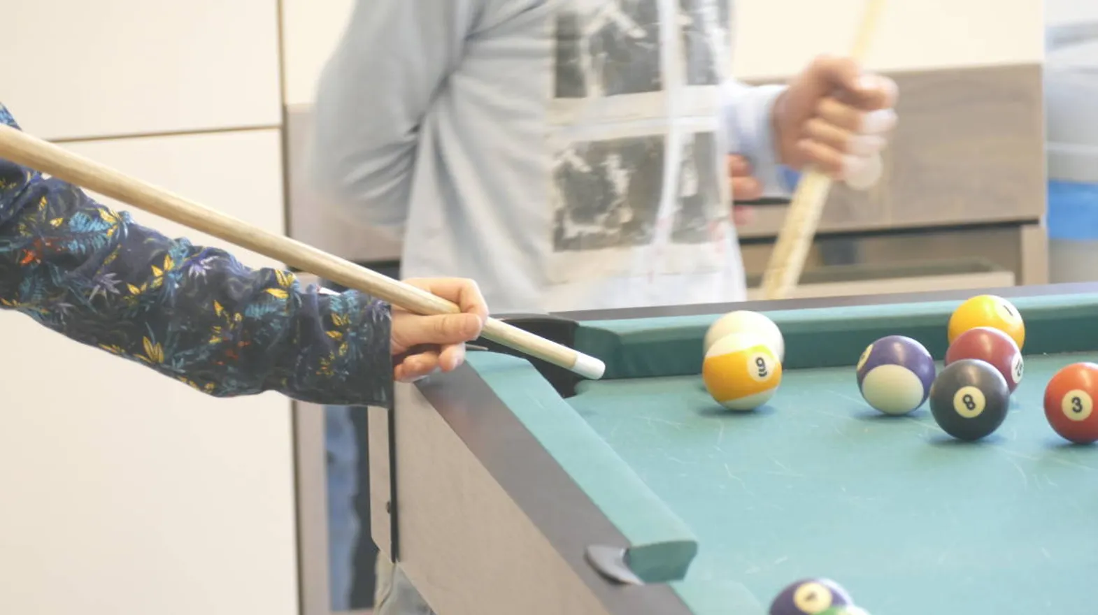 Kinderen biljarten bij buitenschoolse opvang Knetterhonk, kinderopvang Kind&co Ludens