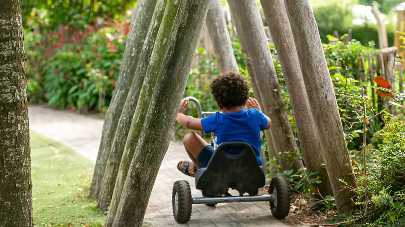 Kind op driewieler in buitenruimte bij Peuteropvang Woerden Kabouter van kinderopvang Kind&co ludens