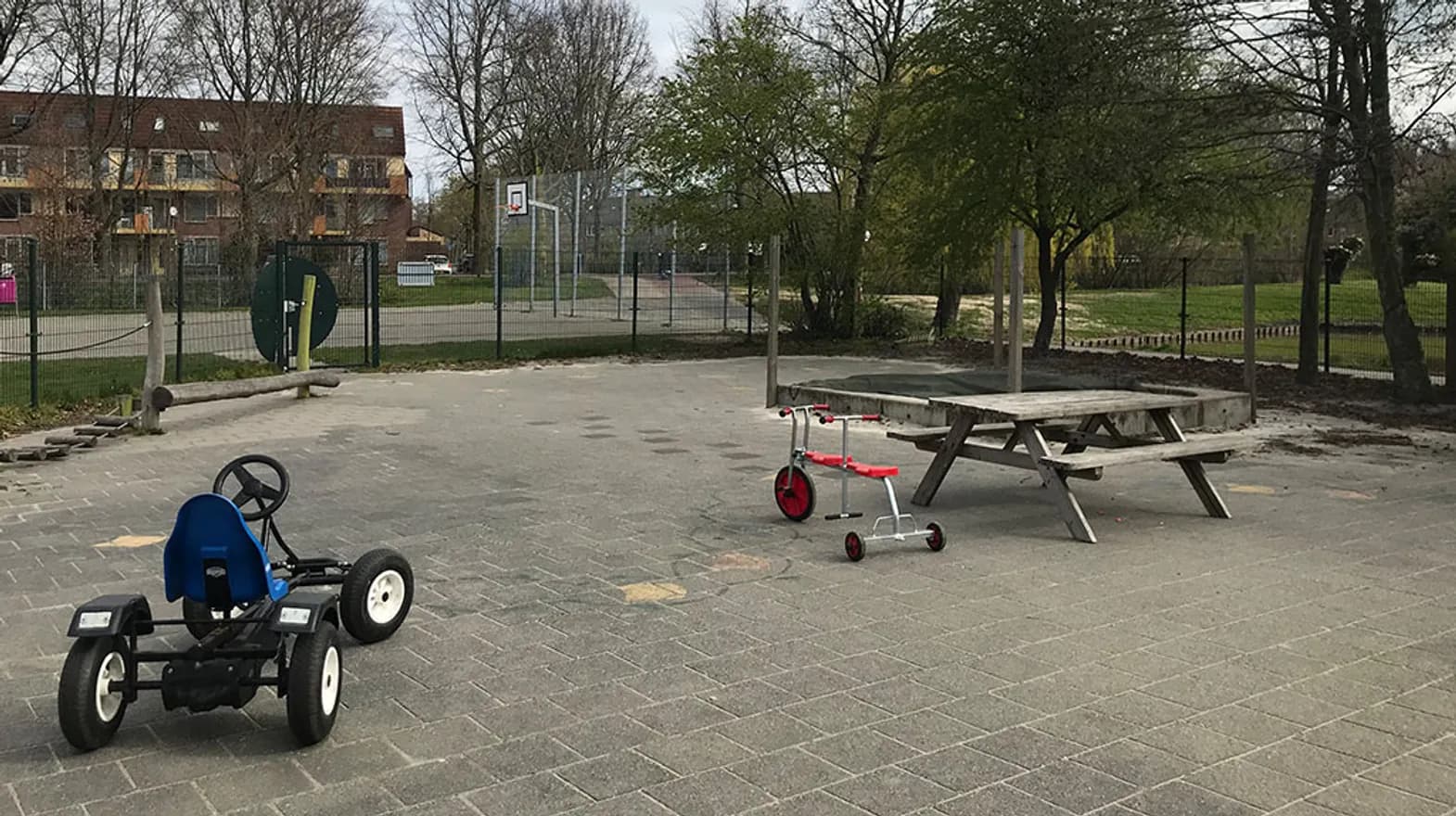 De buitenruimte van buitenschoolse opvang waterwereld bij kinderopvang Kind&co Ludens