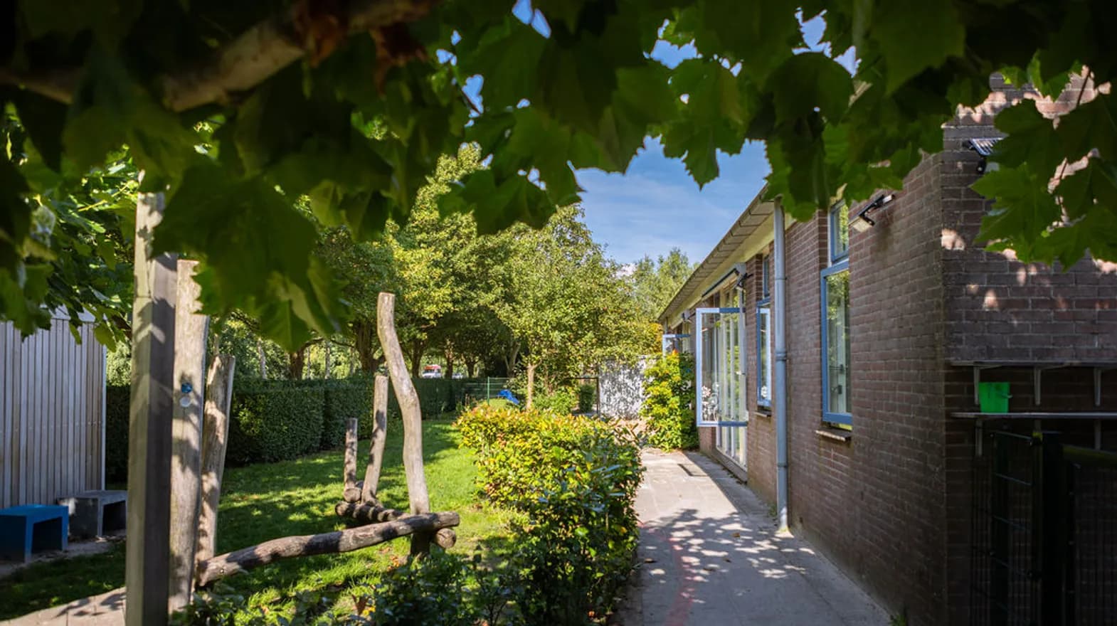 Gebouw met buitenruimte van KDV Wilnis Ministek bij kinderopvang Kind&co ludens