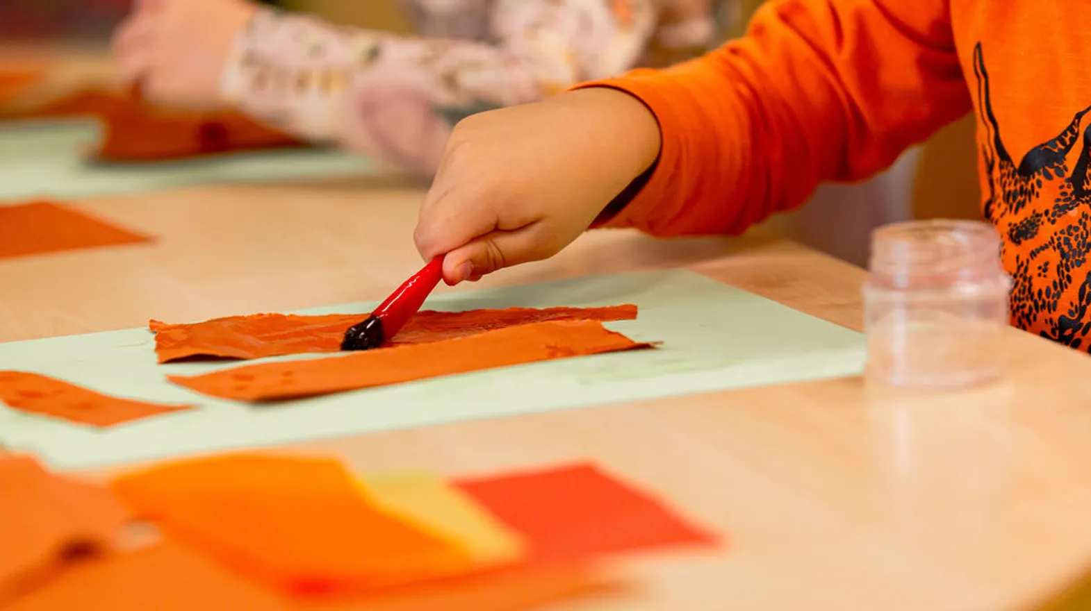 Aan tafel knutselen bij Peuteropvang Baarn Twinkel van kinderopvang Kind&co ludens