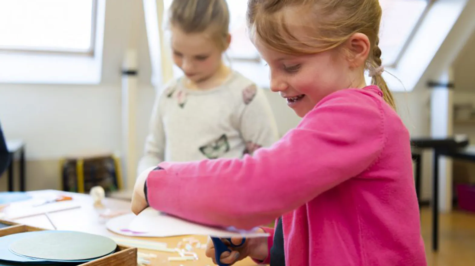 Kinderen aan het knutselen bij BSO van Dijck Bilthoven van kinderopvang Kind&co ludens
