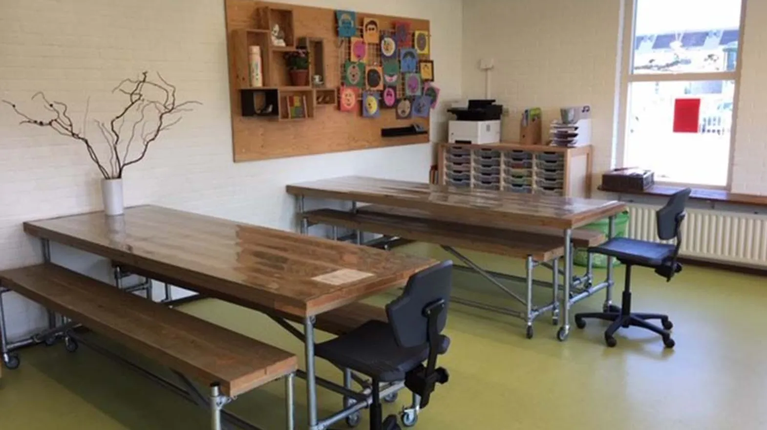 De eettafels en postvakjes van de kinderen van buitenschoolse opvang Kids en co, Kind&co ludens