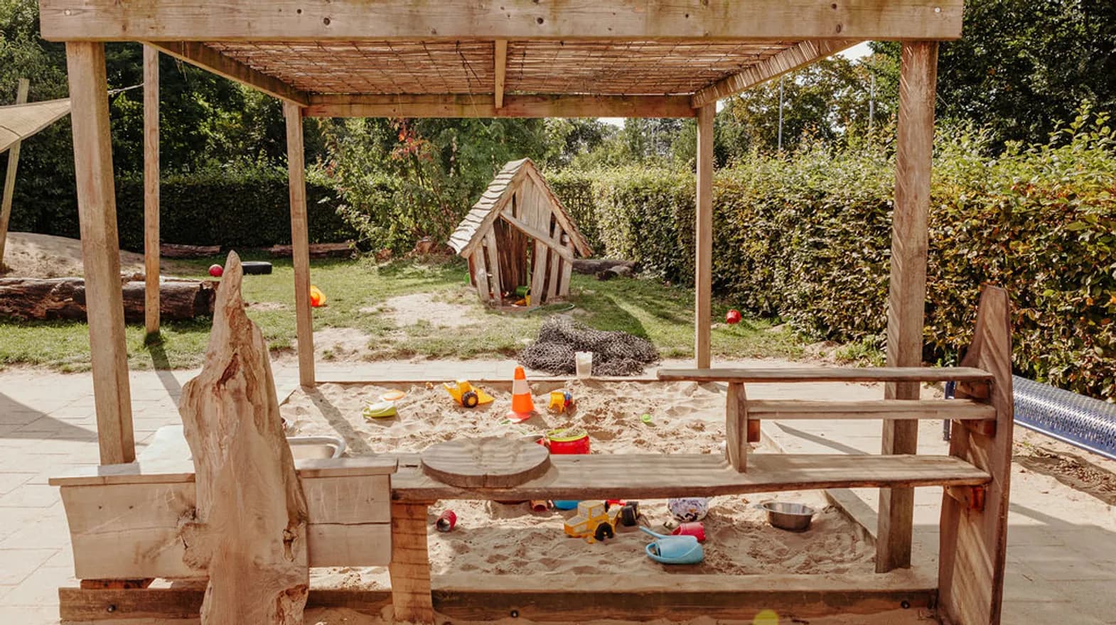 De zandbak en tuin van kinderdagverblijf Mus en Mees, kinderopvang Kind&co ludens