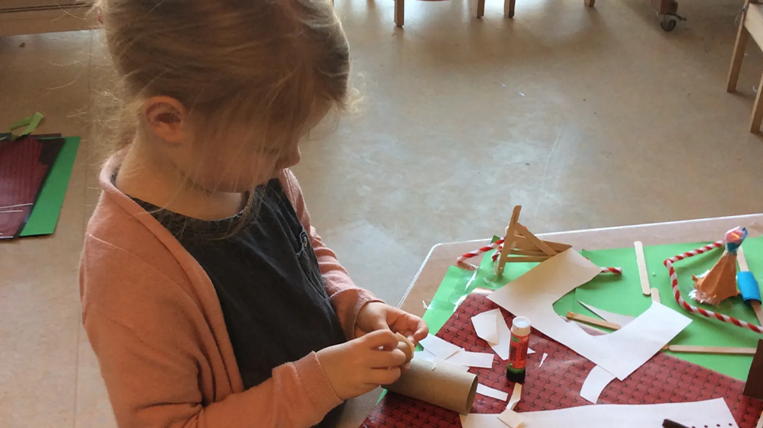 Kind aan het knutselen bij BSO Piet Mondriaan Abcoude van Kinderopvang Kind&co ludens