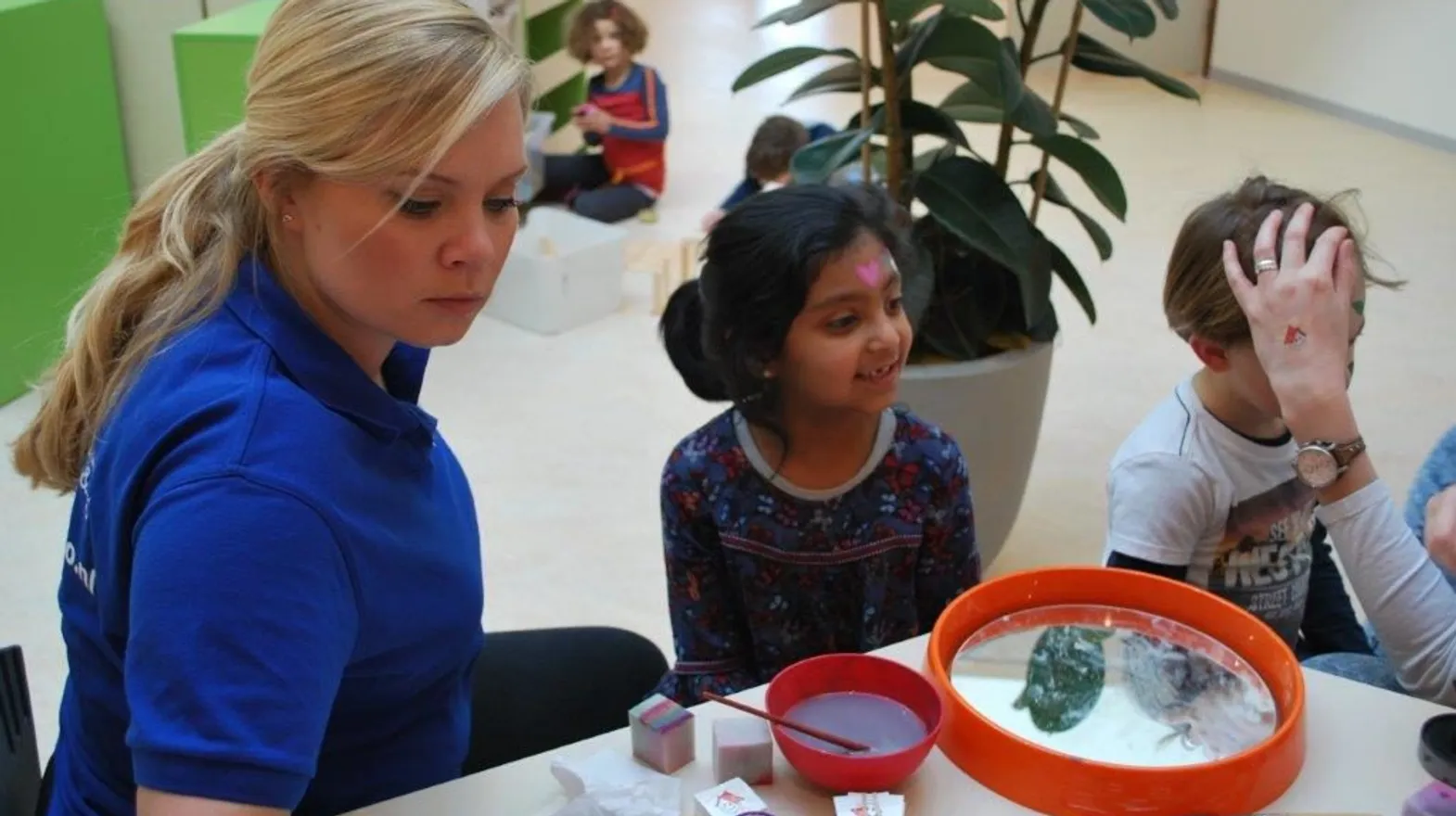 Kinderen worden geschminkt bij buitenschoolse opvang Onder de bogen, Kind&co ludens