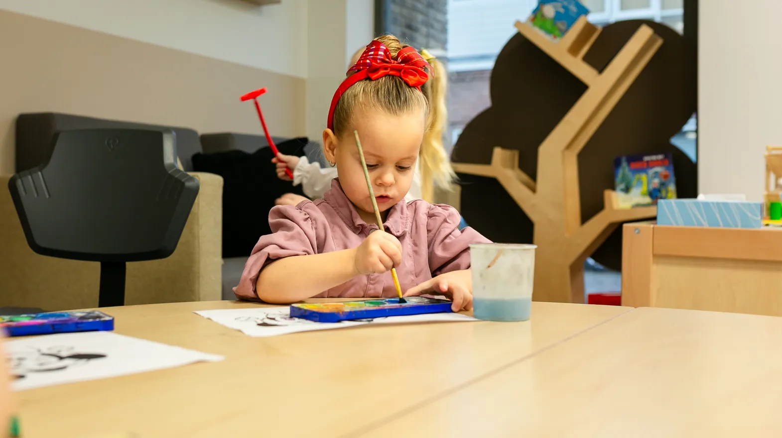 Kind bij de peutergroep is aan het schilderen bij kinderopvang Kind&co ludens