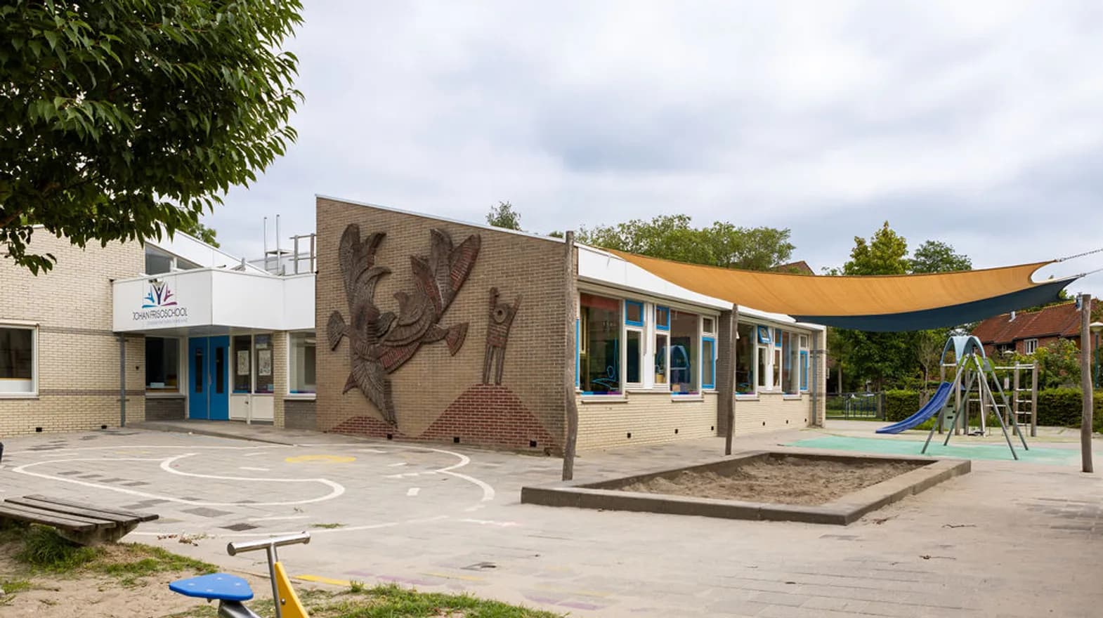 Buitenruimte met gebouw bij BSO Woerden het kraaiennest van kinderopvang Kind&co ludens