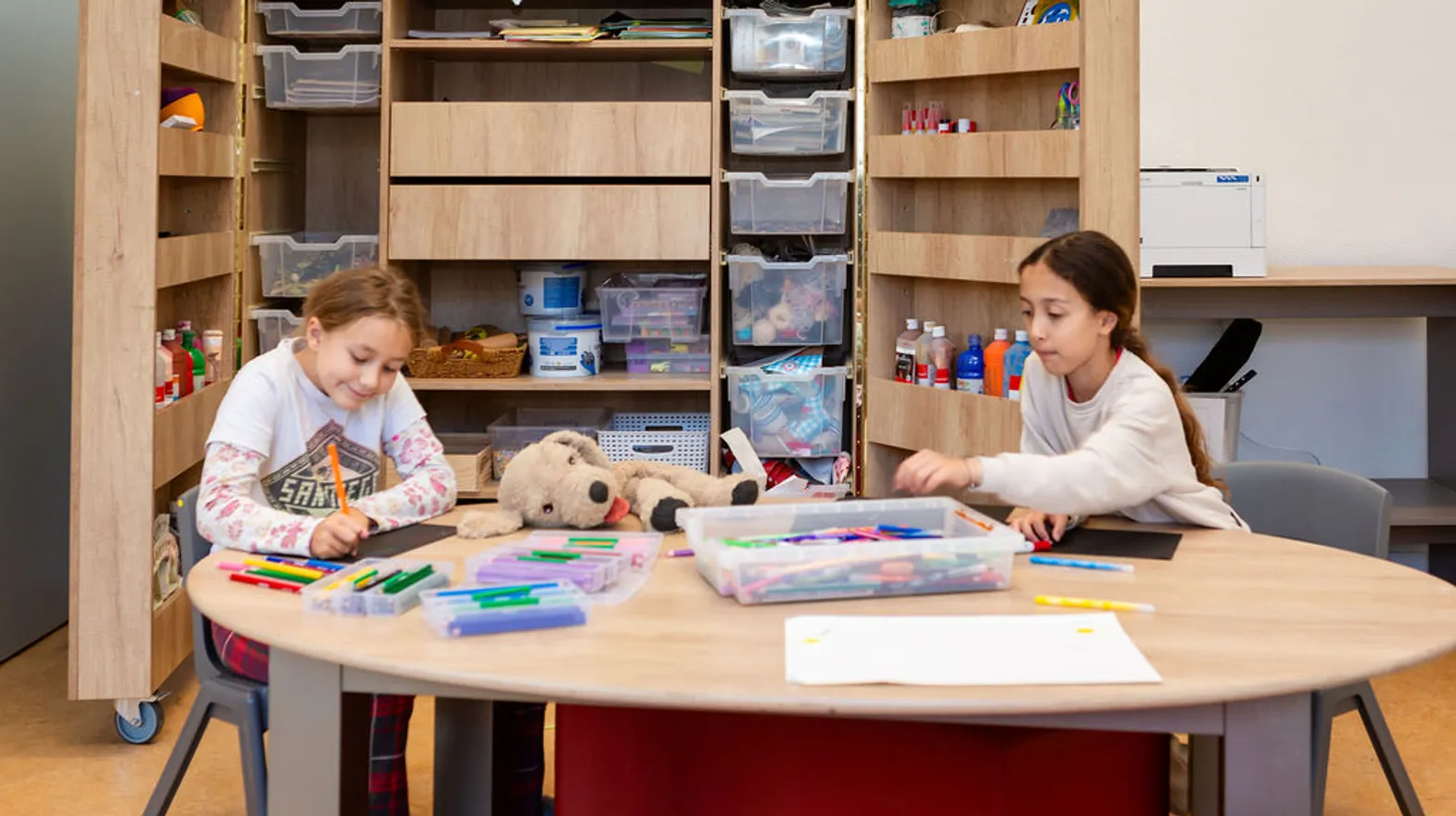Kinderen zijn samen aan het kleuren bij buitenschoolse opvang Rosa van kinderopvang Kind&co ludens