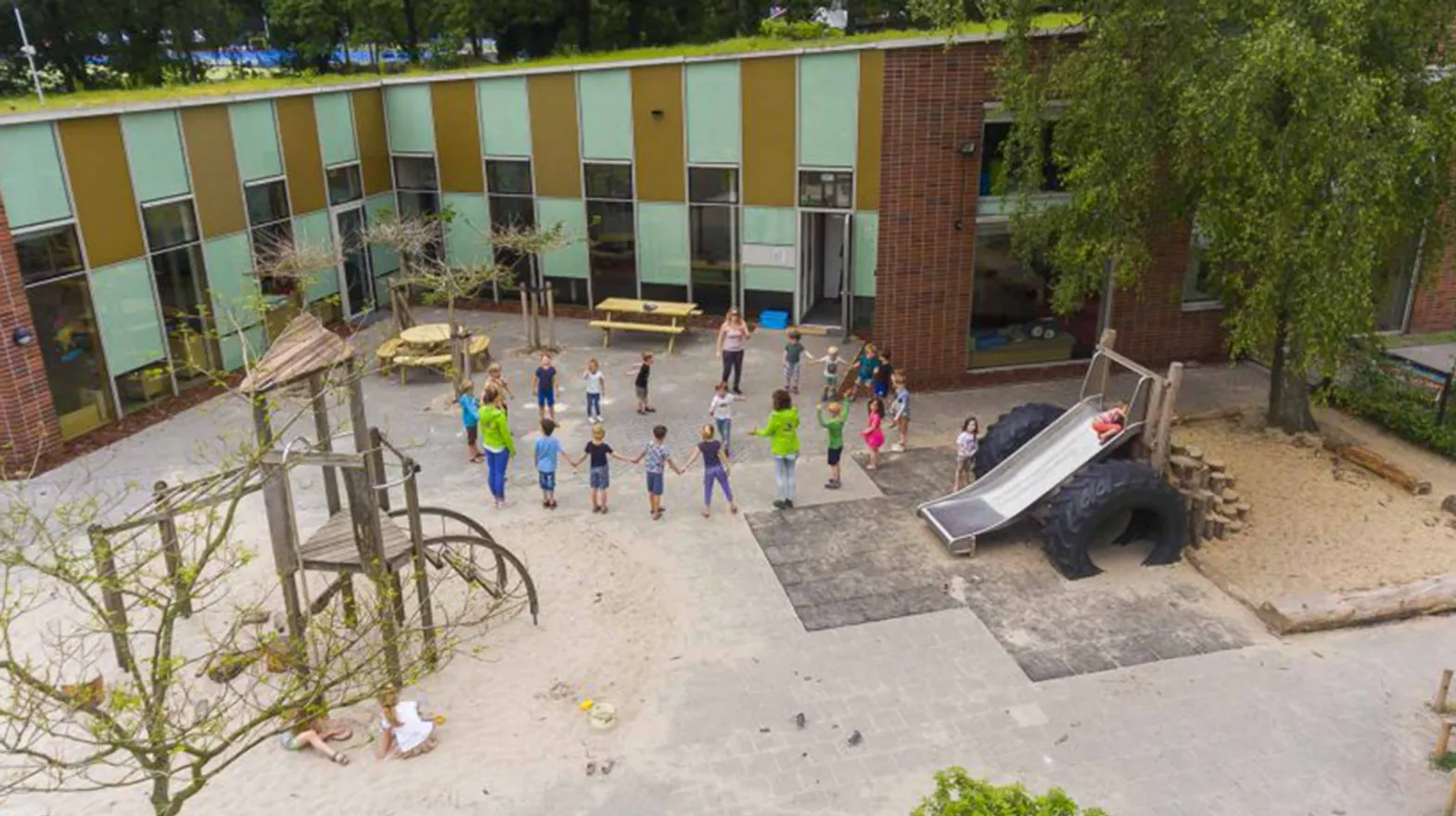 Gebouw en buitenruimte van BSO De Wilde Poema Bilthoven bij kinderopvang Kind&co ludens