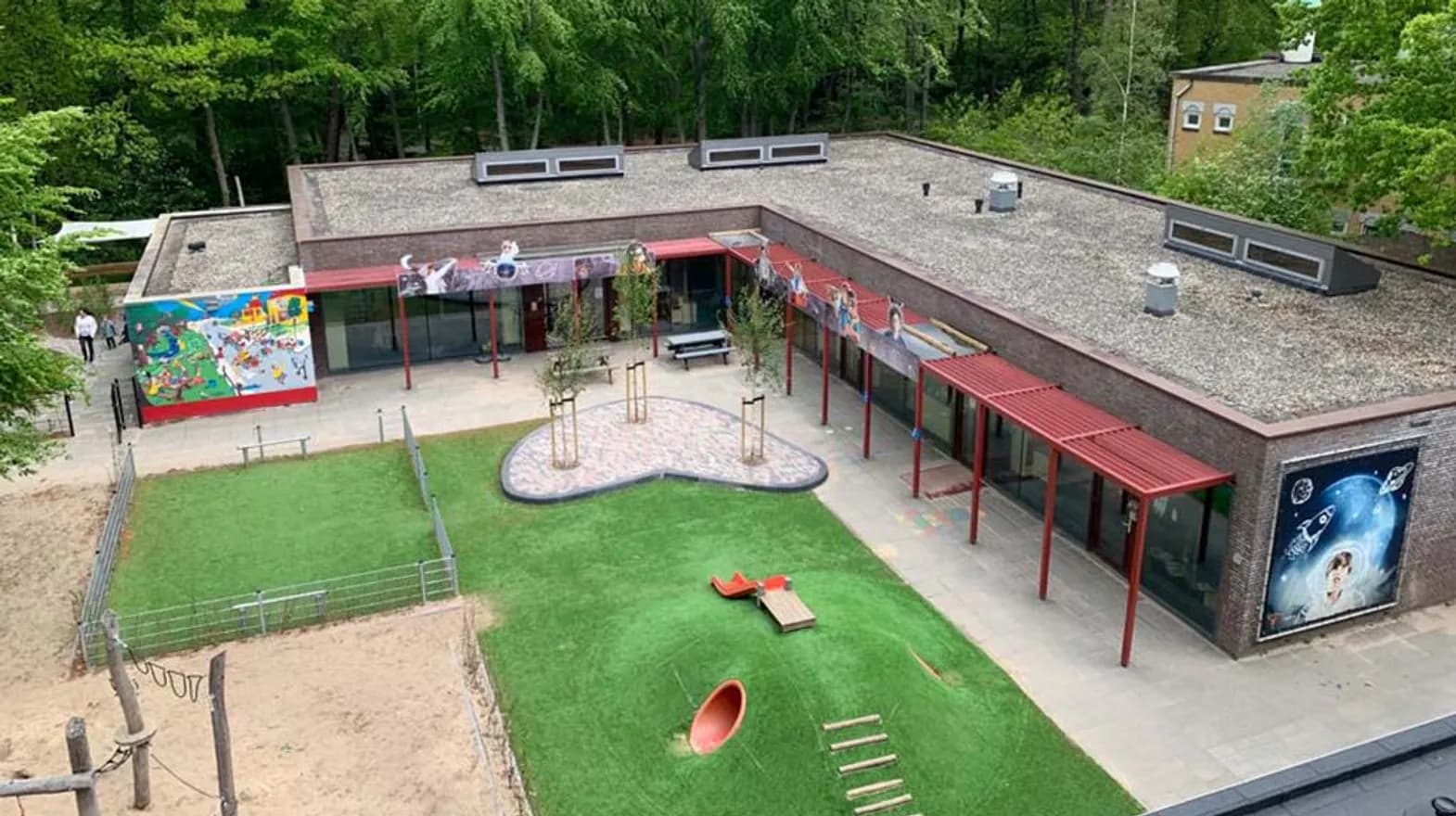 Bovenaanzicht van BSO Zeist Heldenhonk bij kinderopvang Kind&co ludens