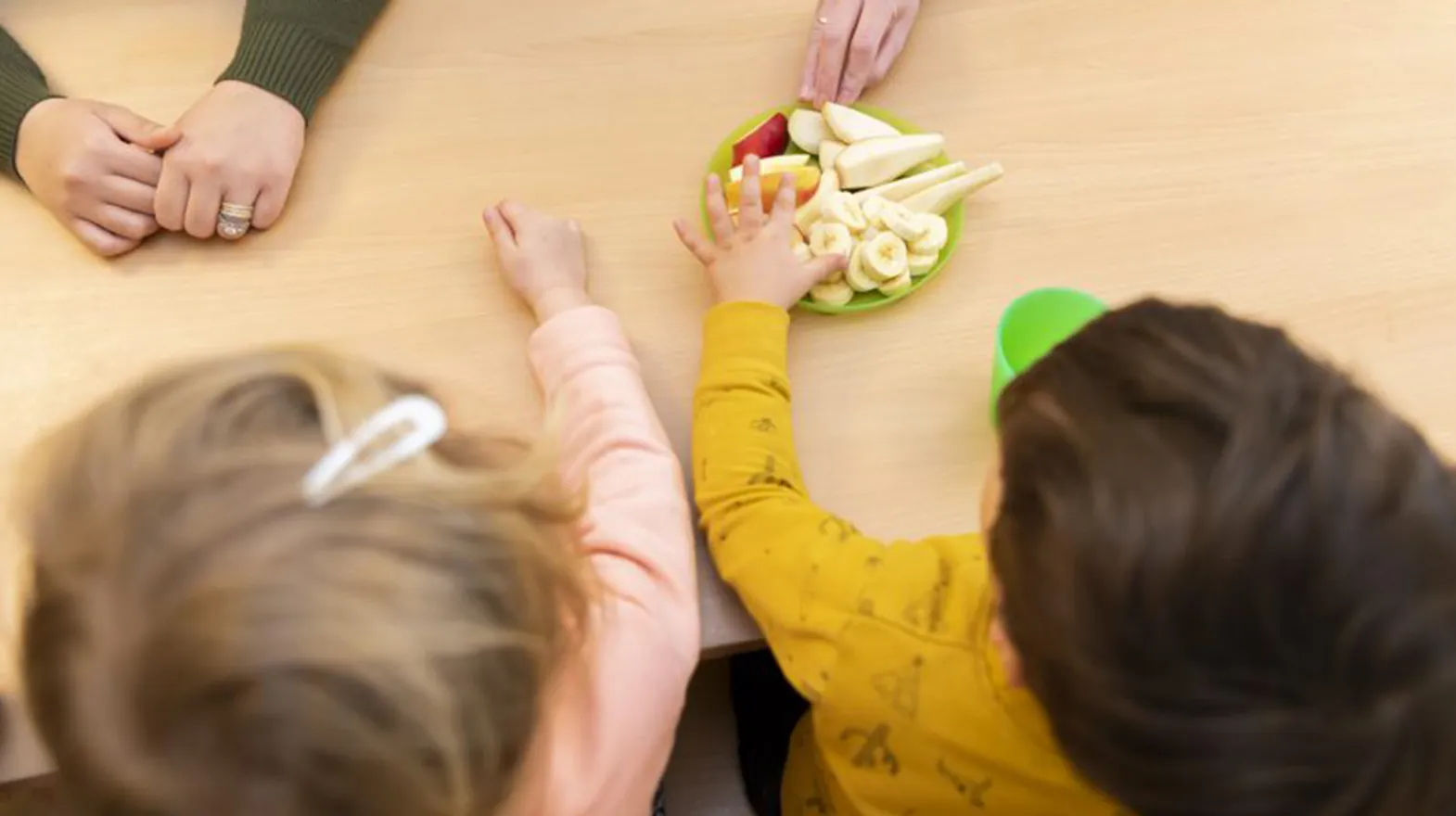Kinderen eten samen fruit aan tafel bij Peuteropvang de Bilt Steenuiltjes van kinderopvang Kind&co ludens