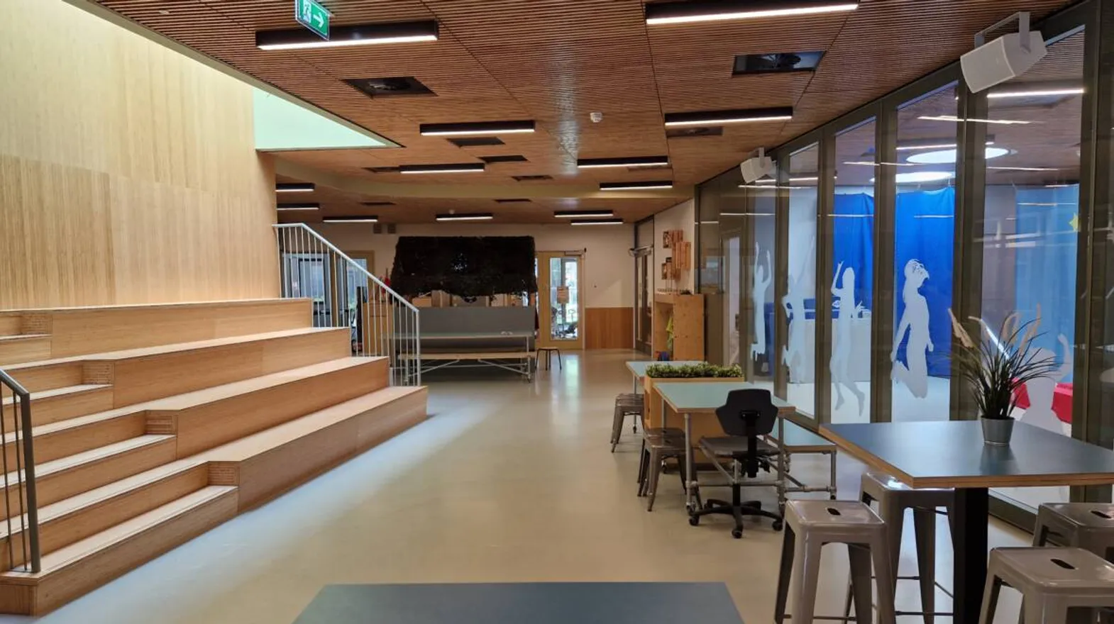 Groepsruimte met trap bij kinderdagverblijf Veenendaal Zwaluw van kinderopvang Kind&co ludens