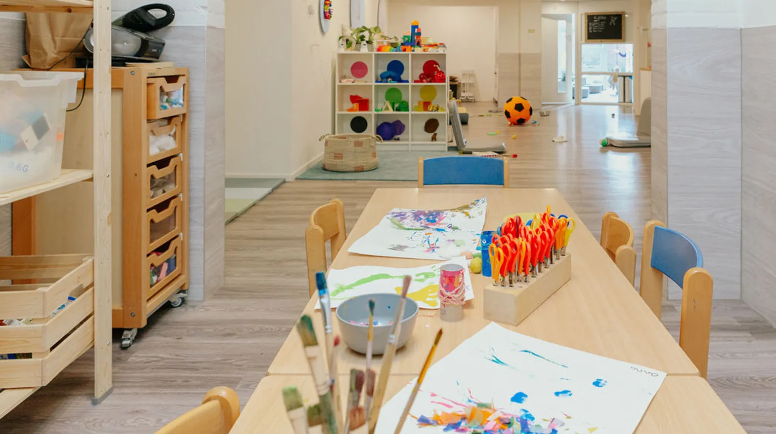 Geschilderde tekenvellen in de groepsruimte van kinderdagverblijf De Tuinkabouter, kinderopvang Kind&co ludens