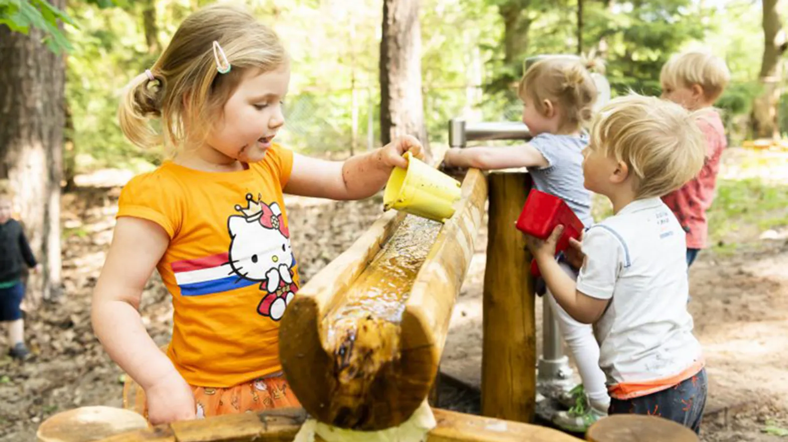 Kinderen spelen buiten met water bij Kinderdagverblijf Bilthoven De Bosuiltjes van kinderopvang Kind&co ludens