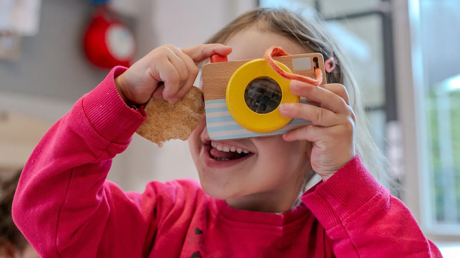 kind met speelgoedfototoestel bij Peuteropvang Baarn Dribbel van kinderopvang Kind&co ludens