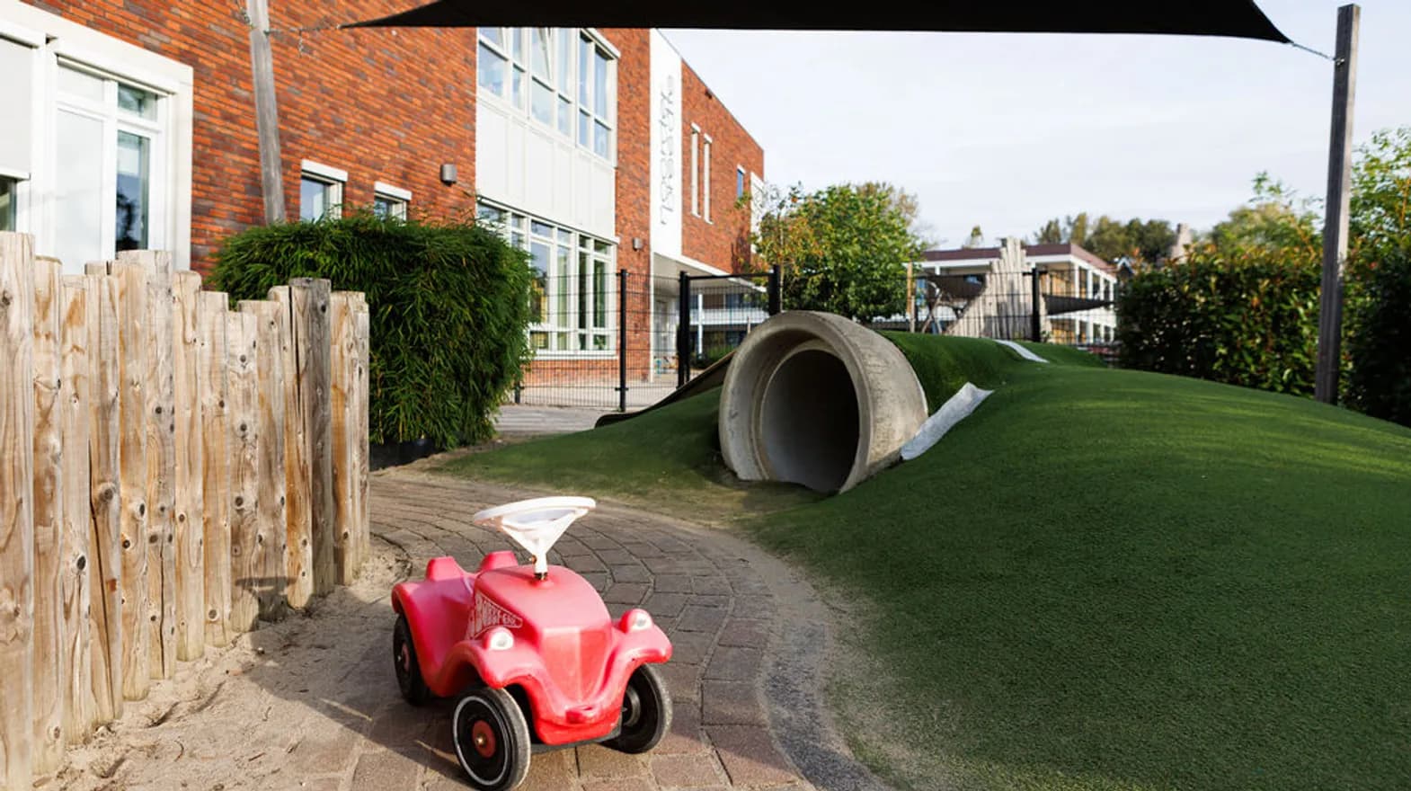 Buitenruimte met speeltoestellen bij Peuteropvang Baarn Twinkel van kinderopvang Kind&co ludens