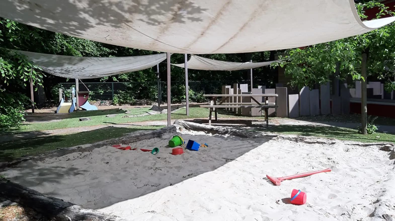 Buitenruimte met zandbak bij Kinderdagverblijf Zeist Sam Sam van kinderopvang Kind&co ludens