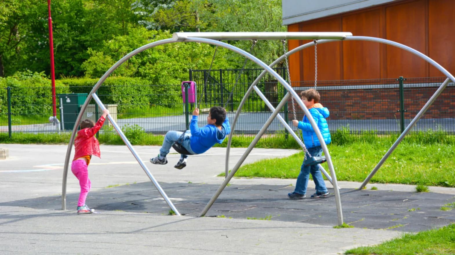 Kinderen klimmen in klimrek bij buitenschoolse opvang Batau van kinderopvang Kind&co Ludens