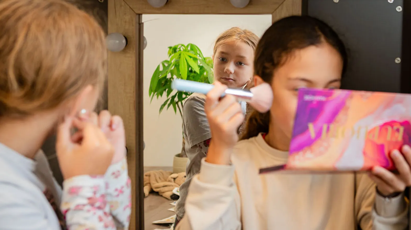 Kinderen maken zich nog mooier met make-up en oorbellen bij kinderopvang Kind&co ludens