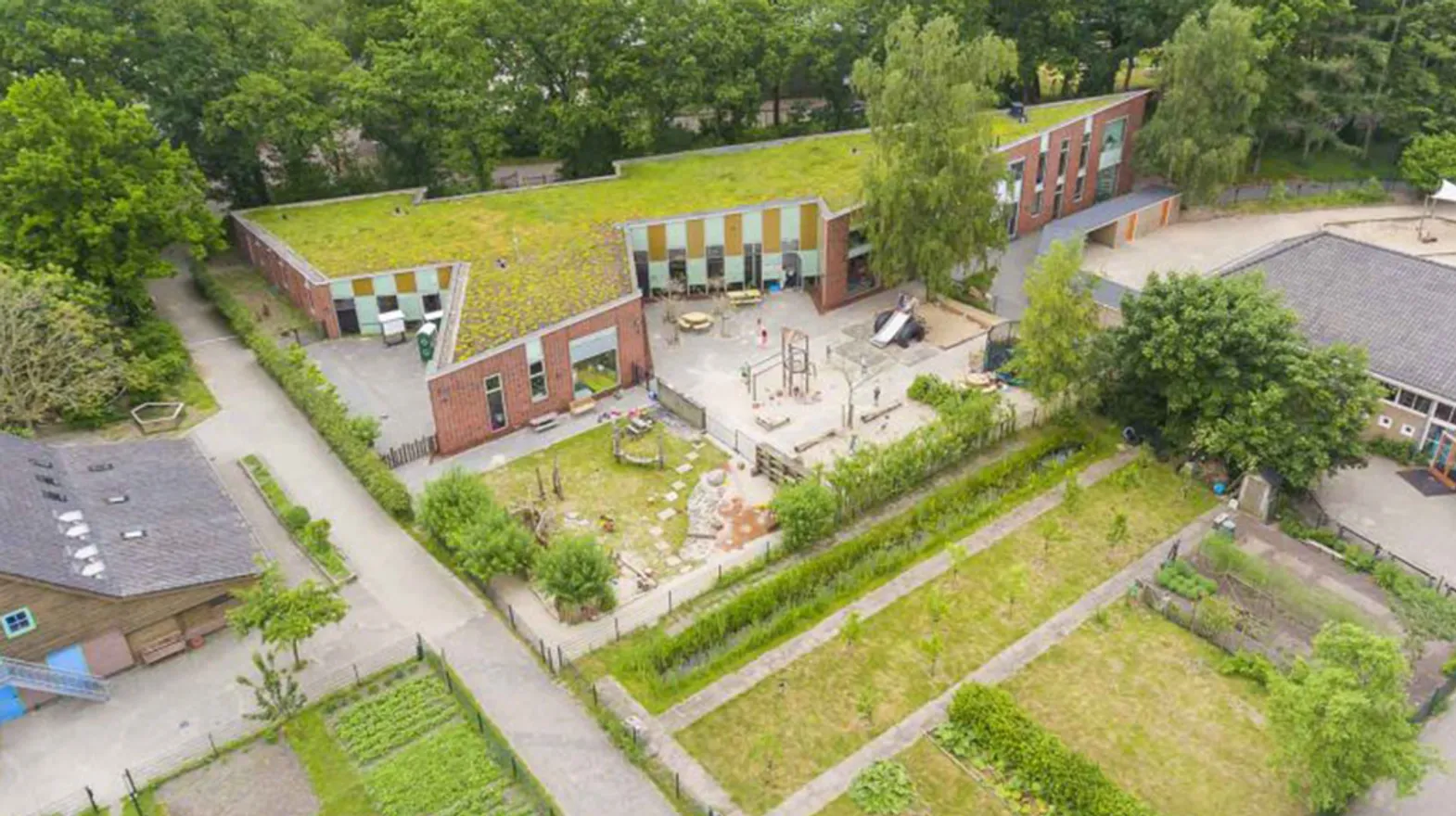 Luchtfoto van gebouw en buitenruimte van Peuteropvang Bilthoven Oranje Welpen bij kinderopvang Kind&co ludens