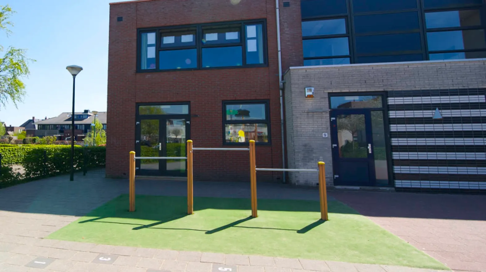 Gebouw en buitenruimte van BSO Woerden De Vliegende Koffer bij kinderopvang Kind&co ludens