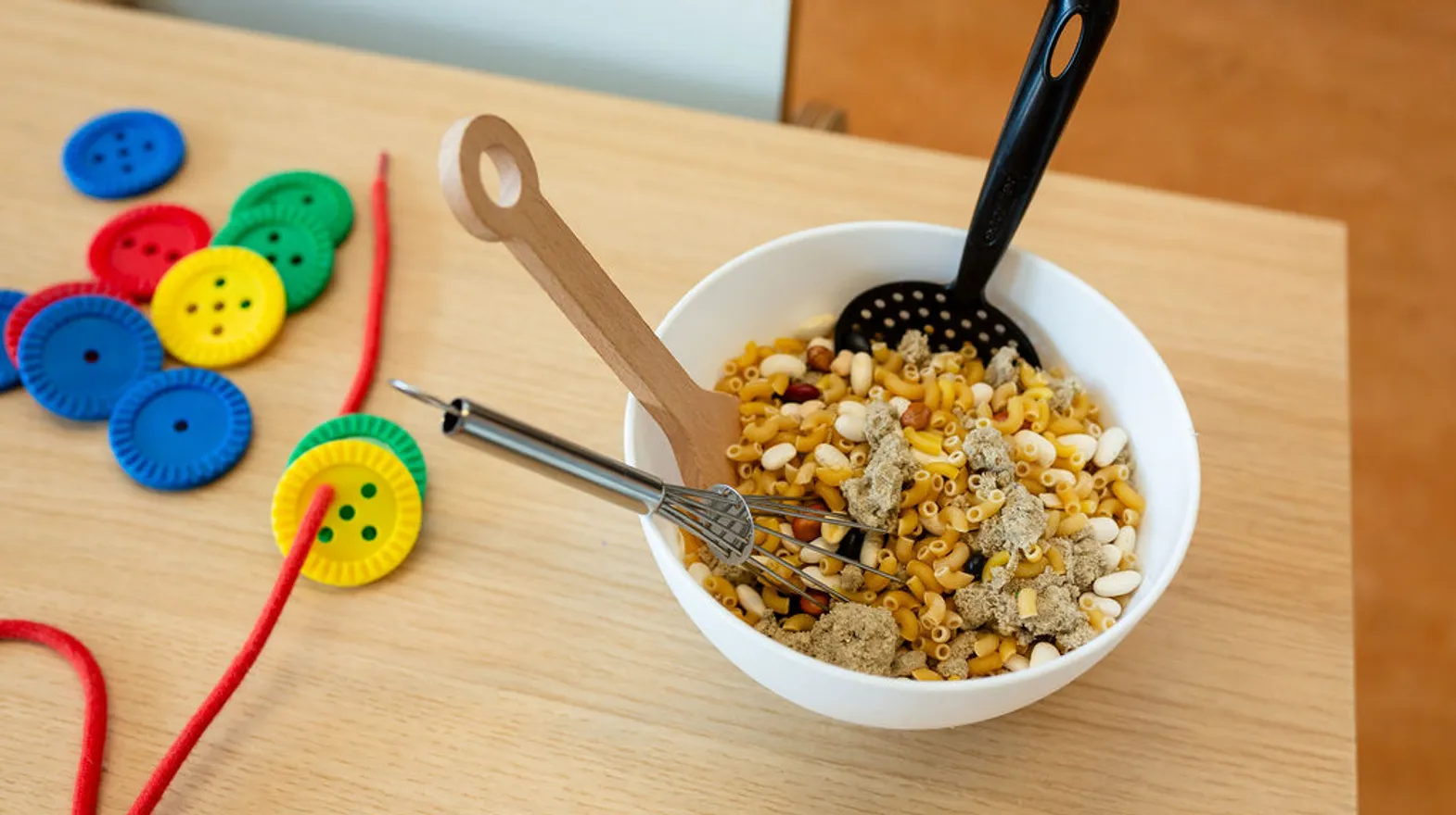 Spelen met macaroni bij Peuteropvang De Meern van kinderopvang Kind&co ludens